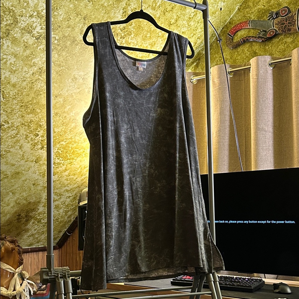 Gently Loved LuLaRoe Tank 3X. From a non smoking/pet friendly home.